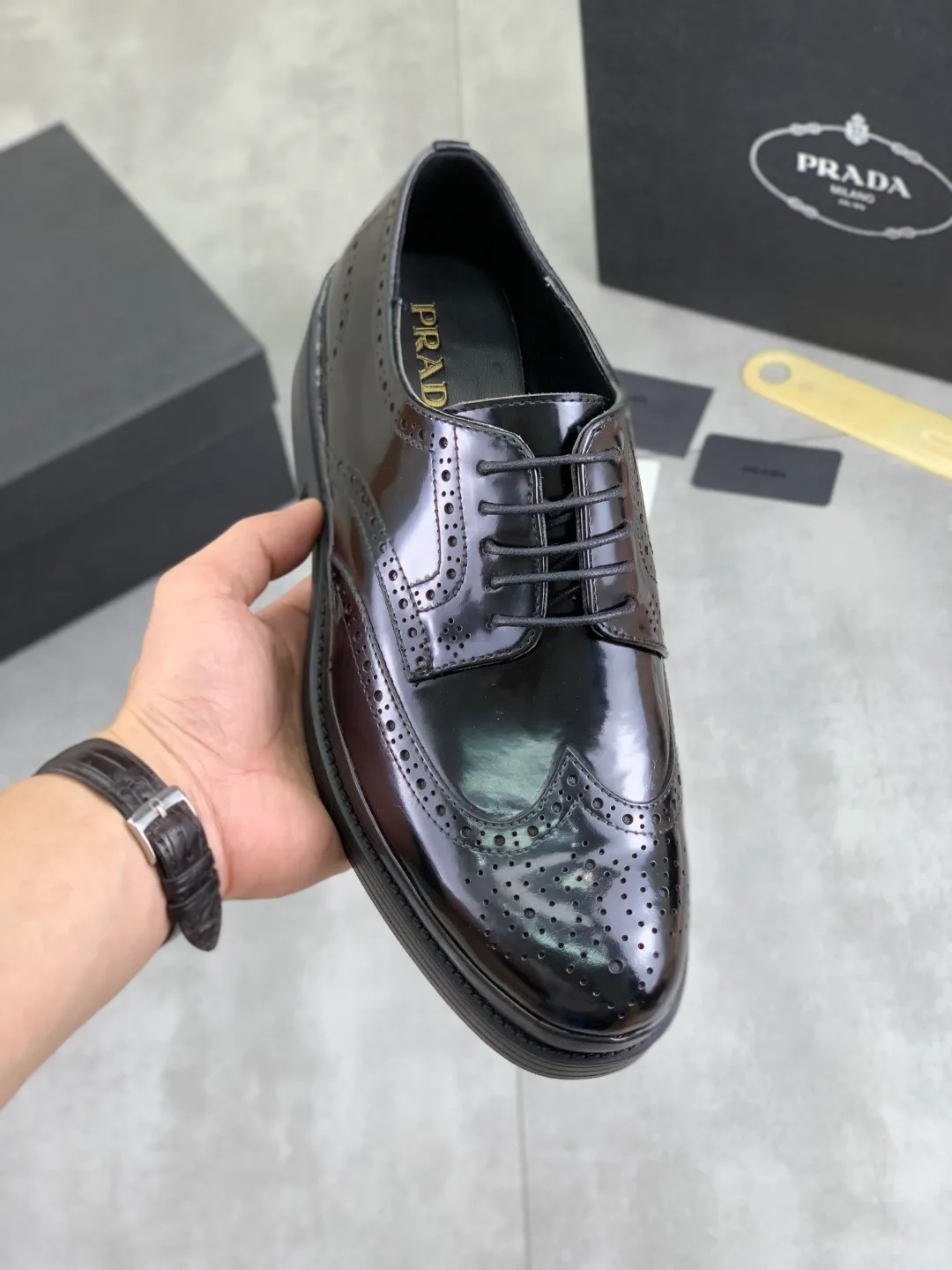 Men's shoes 💰P540 New PRADA Prada spring new casual leather shoes Original purchase, development and production Prada Men's Classic Series Technological breathable fabrics with cowhide Casual sports shoes Casual sports dad shoes combine high-tech breathable materials and cowhide, with exclusive button decoration on the sides. The outsole is full of P italic design and bright colors to show vitality and continue the brand design inspiration. Stroll around the city lightly and feel free and comfortable. Delivered in exquisite packaging 🛍📦 ▪️Material: original customized calfskin with breathable material ▪️Inner lining: cowhide lining ➕cowhide feet ▪️Outsole: open-molded TPU rubber material ▪️Sole thickness: 3.5CM ▪️Size: Men's 38-44 (45 can be customized) Multiple colors available